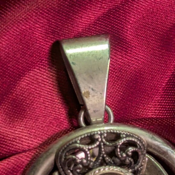 Vintage Silvertone Circular Pendant with filigree + inlaid Abalone shell - Picture 4 of 6